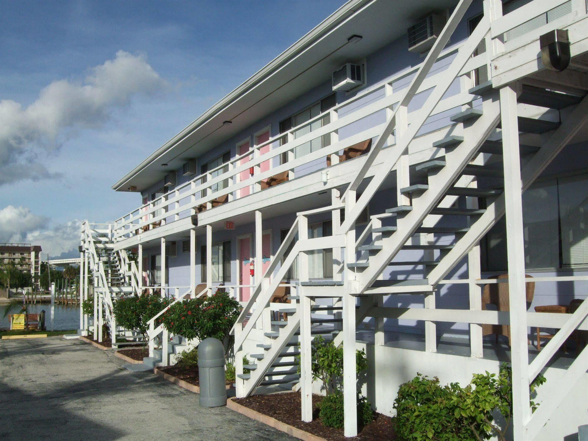 The Holiday Court Villas And Suites 迈尔斯堡海滩 外观 照片